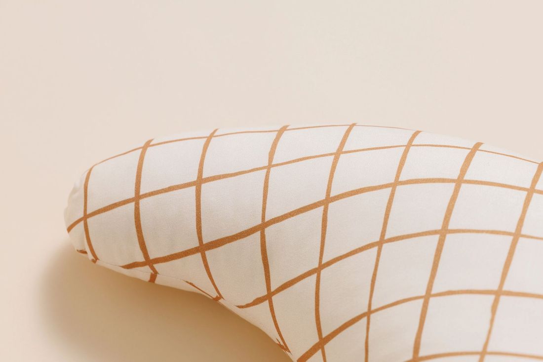 - Coussin d'Allaitement Vichy Caramel - Camel (Mon Lit Cabane) - Image 4