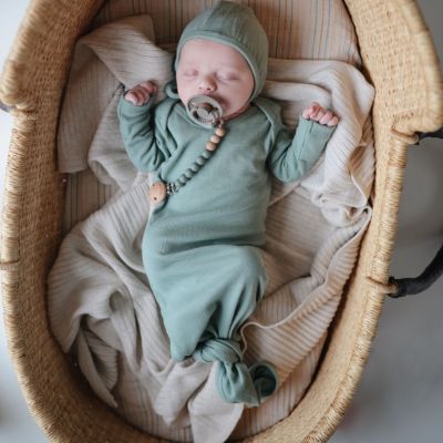 Bonnet de naissance à nouer Roman Green (Mushie) - Image 3