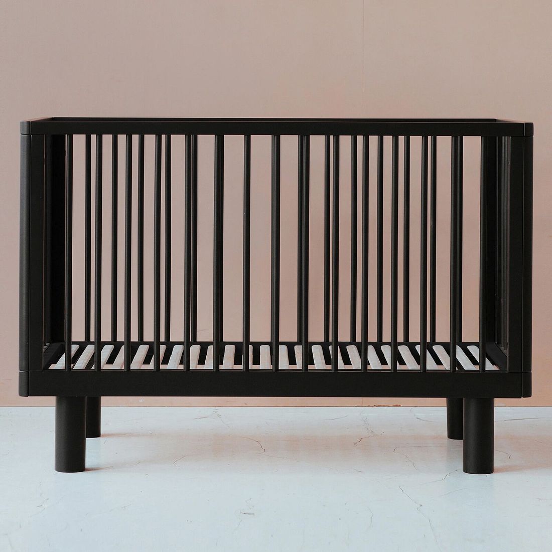 Lit Bébé Evolutif Nox Noir Satin - 60 x 120 cm (Karl & Fric) - Image 1