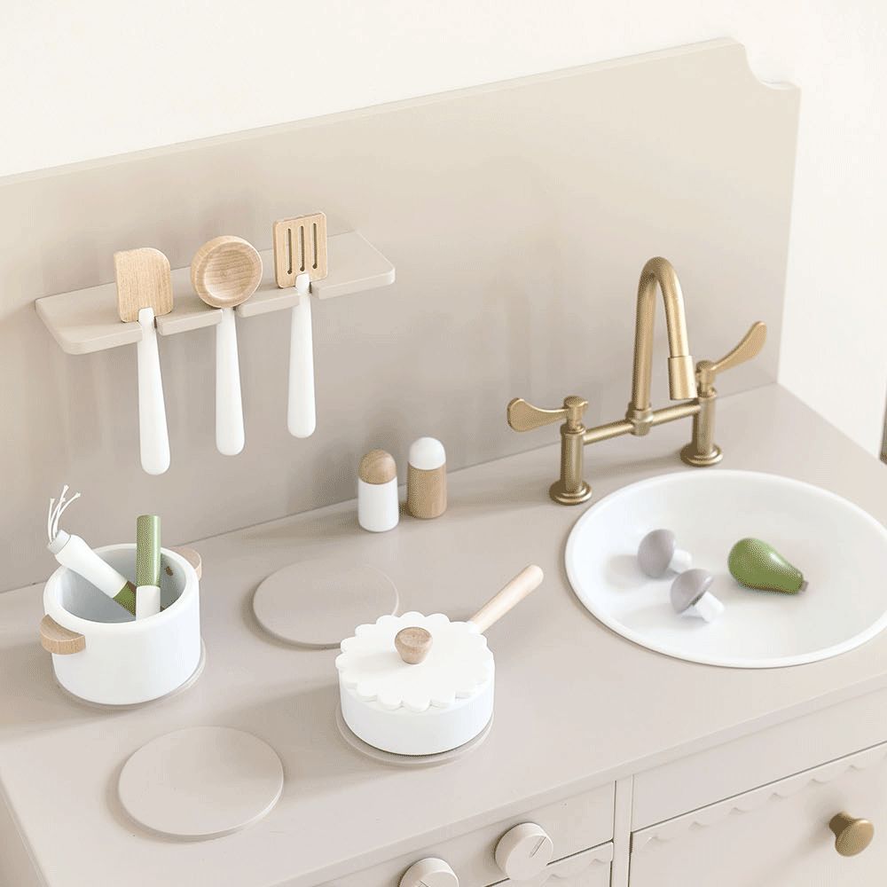 Petite Amélie | Cuisine enfant en bois Sorbier | Jeu d'imitation avec 13 accessoires | Taupe | Design robuste et intemporel pour chambre d'enfant (Petite Amélie) - Image 5