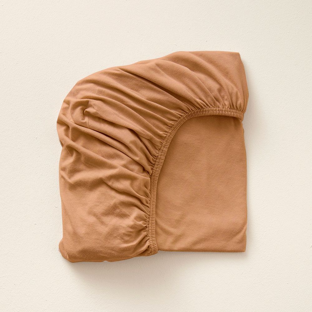 Petite Amélie | Lot de 2 draps-housses jersey coton bio | Blanc et caramel | 45x90 cm | Pour matelas bébé hauteur 10-12 cm (Petite Amélie) - Image 4