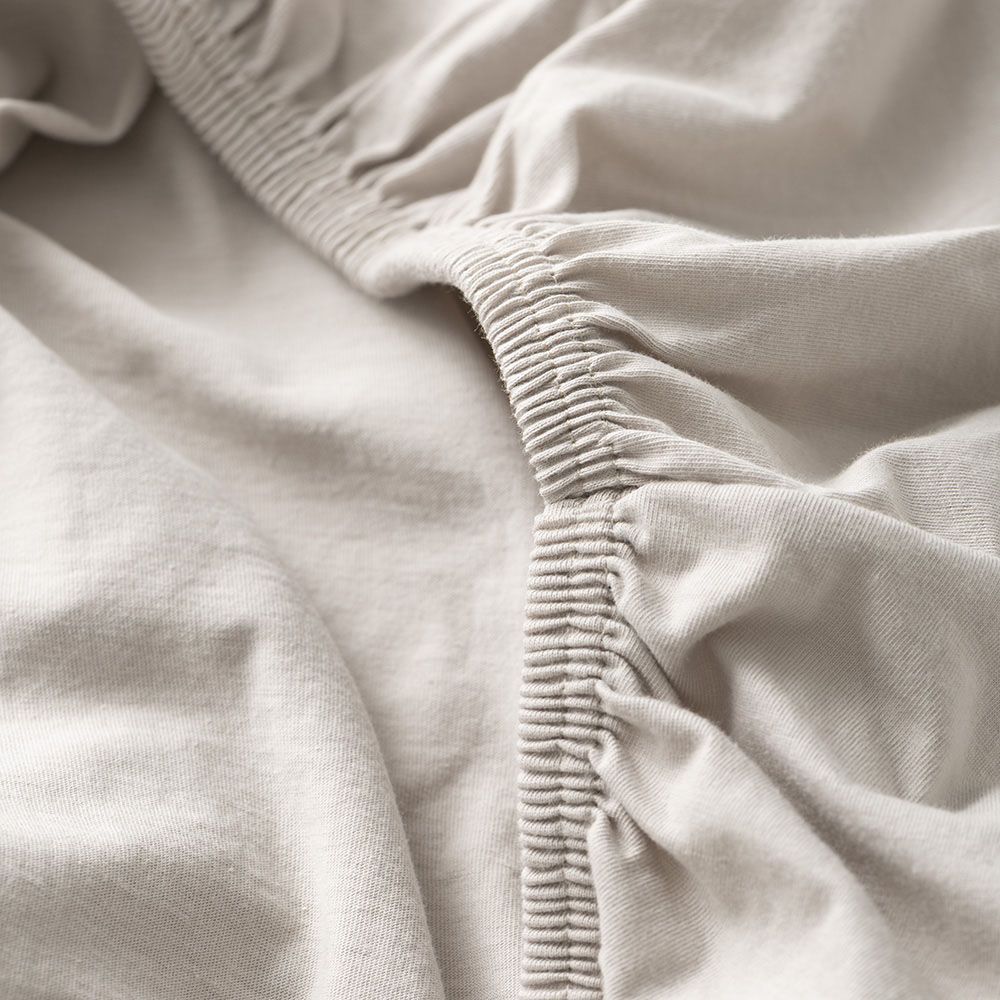 Petite Amélie Lot de 2 draps-housses bébé en jersey coton bio | Blanc et Gris taupe | 40x90 cm | Pour matelas 10-12 cm de hauteur (Petite Amélie) - Image 2