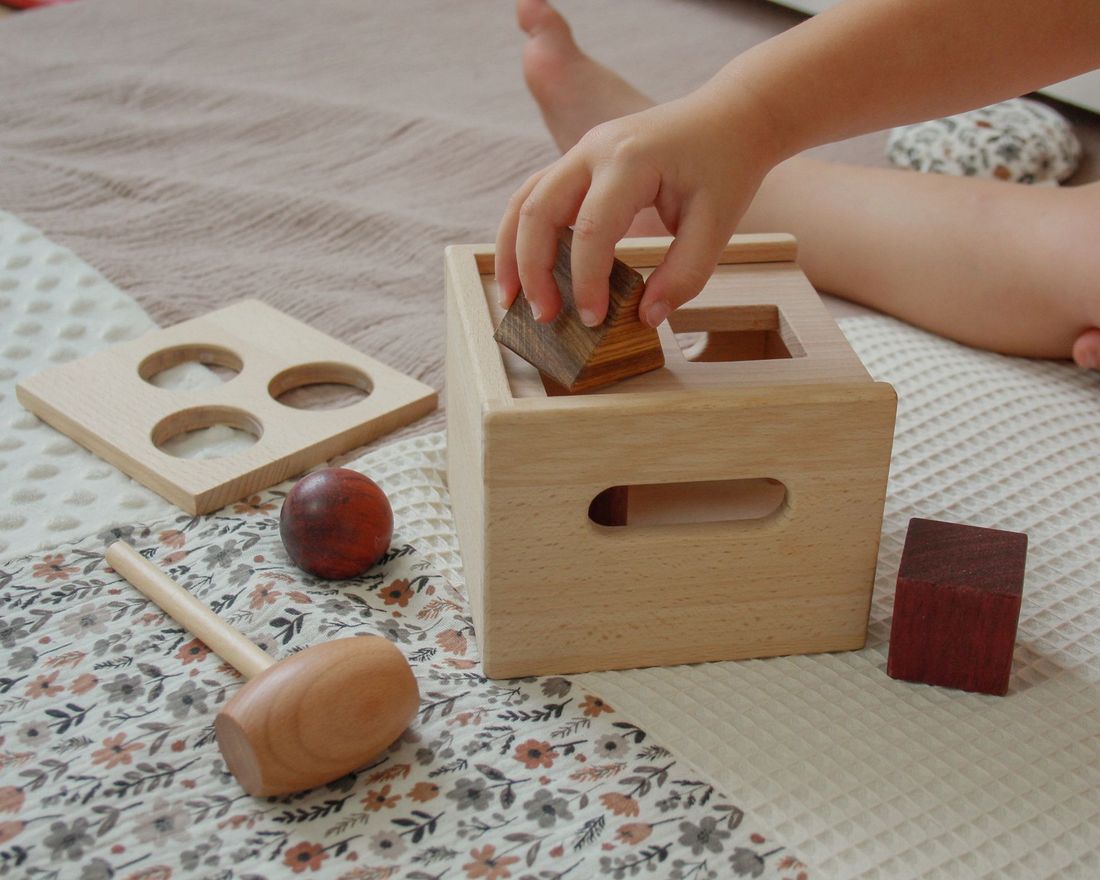 Boîte à formes et jeu de marteau en bois (Mervei) - Image 1