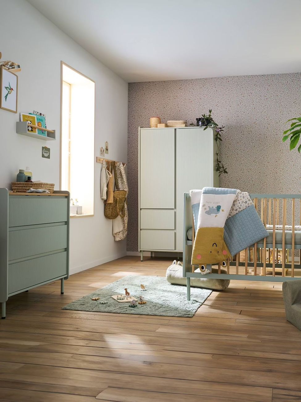 Lit bébé cannelé évolutif 70x140cm vert (Vertbaudet) - Image 2