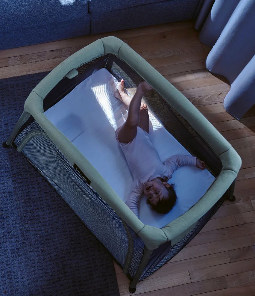 Lit parapluie bébé avec berceau intégré, 0 à 4 ans – Moov & Comfy (Babymoov) - Image 5