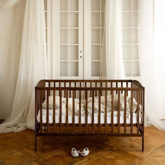 World of one Lit bébé en noyer (Nina Bien) - Couverture
