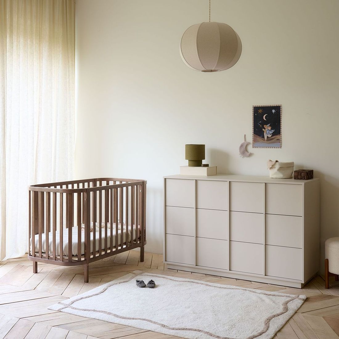Petite Amélie Lit bébé ovale Cocoon | Bois massif | Cocoa | 60x120 cm | Sommier réglable 3 positions pour un confort optimal dès la naissance (Petite Amélie) - Image 5