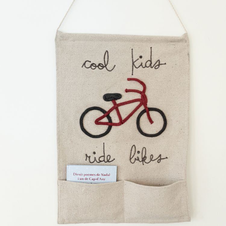 Tenture murale Cool kids ride bikes (45 x 70 cm) (Lorena Canals) - Image 6