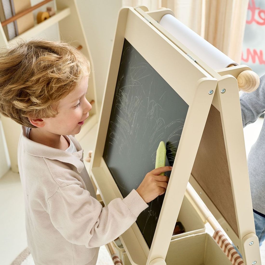 Petite Amélie | Tableau enfant magnétique 3-en-1 | Chevalet en bois et MDF | Beige | Développe la créativité et la motricité fine des petits (Petite Amélie) - Image 9