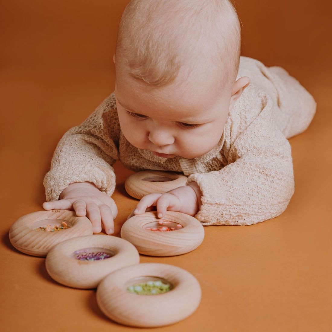 Hochet sensoriel Sensory Donut carottes (Petit Boum) - Image 4