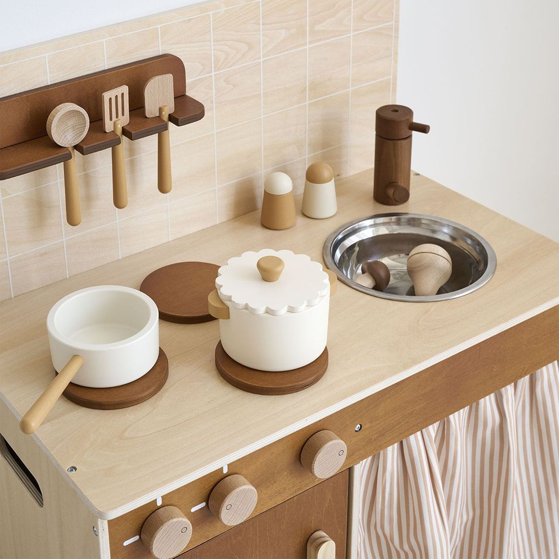 Petite Amélie cuisine en bois enfant | matériaux contreplaqué | beige marron et noyer | 12 accessoires inclus | design durable et naturel (Petite Amélie) - Image 4