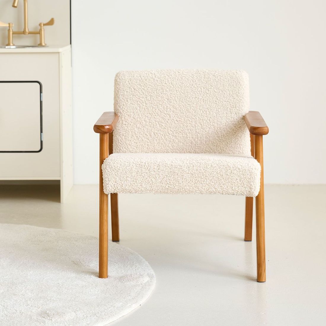 Petite Amélie Fauteuil Enfant Retro | Bois et Tissu | Beige | Noyer | Fauteuil solide en pin massif avec revêtement teddy pour une assise confortable (Petite Amélie) - Image 2