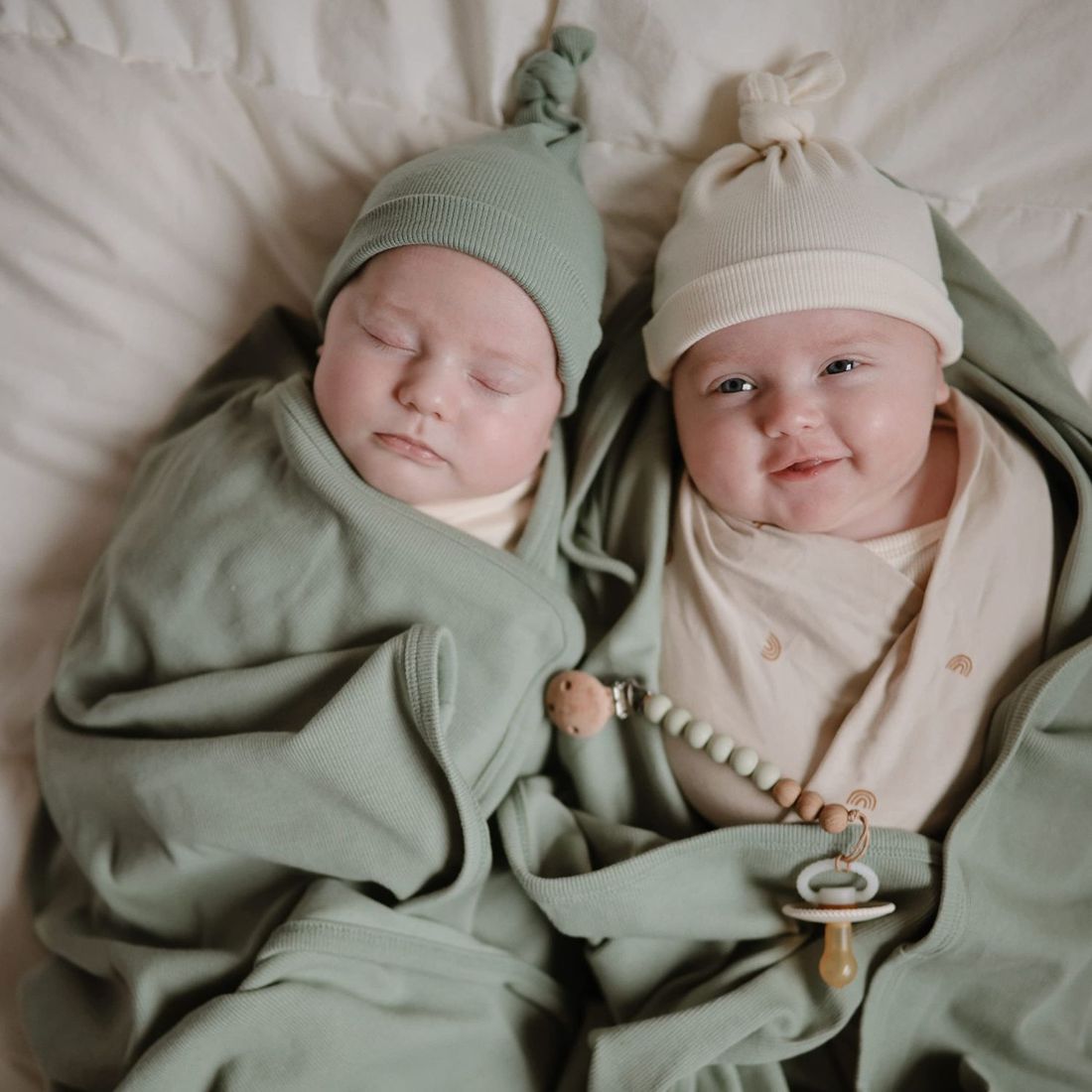 Bonnet de naissance côtelé Roman Green (Mushie) - Image 1