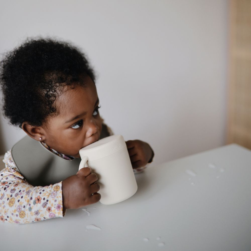 Tasse d'apprentissage en silicone Ivroy (Mushie) - Image 4