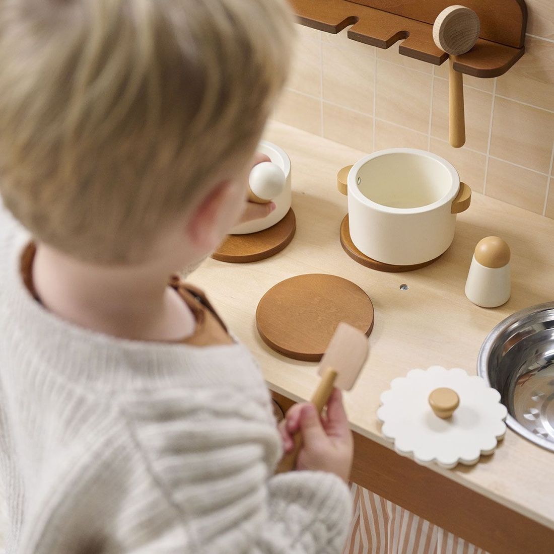 Petite Amélie cuisine en bois enfant | matériaux contreplaqué | beige marron et noyer | 12 accessoires inclus | design durable et naturel (Petite Amélie) - Image 1