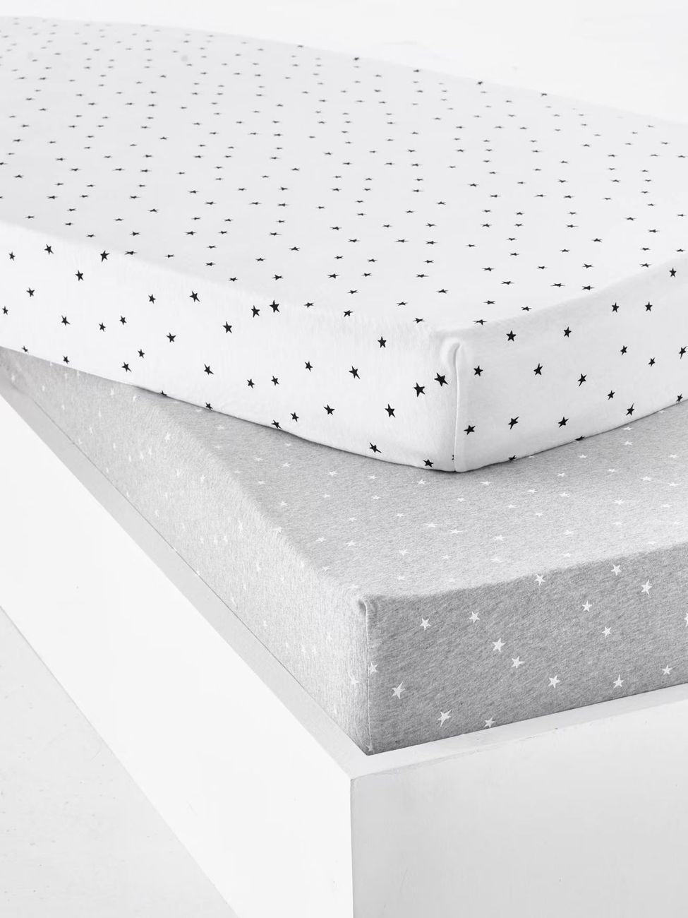 Lot de 2 draps-housses bébé en jersey extensible imprimé étoiles gris chiné/blanc (Vertbaudet) - Couverture