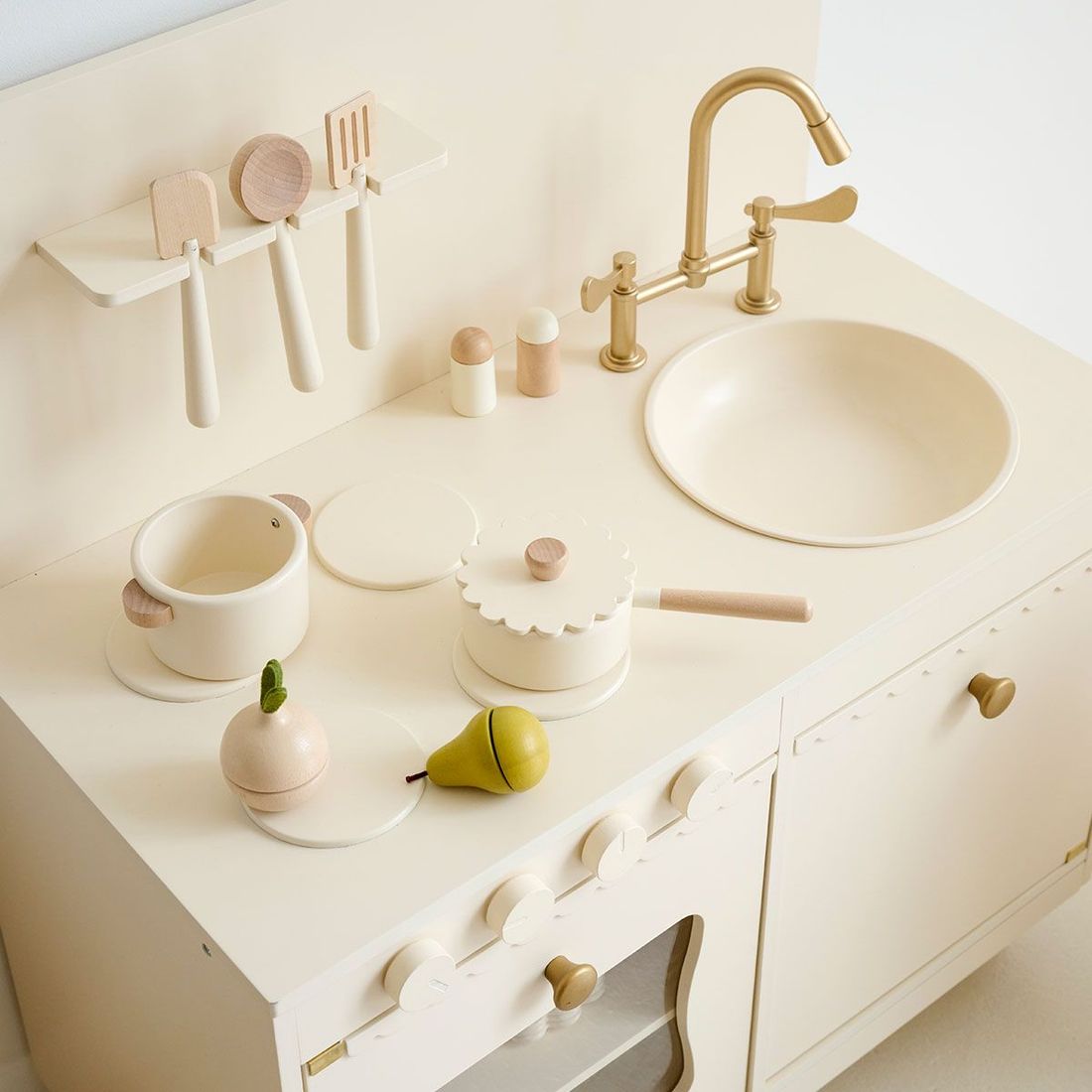 Petite Amélie | Cuisine en bois enfant Sorbier | Cuisine jouet avec 13 accessoires | Beige clair | Bois naturel robuste et durable (Petite Amélie) - Image 4