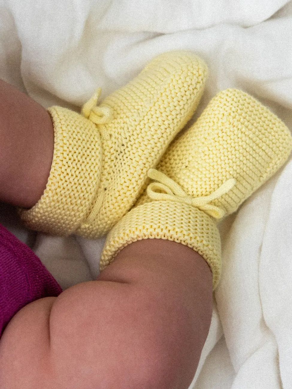 Les chaussons 0-6 mois 100% coton bio jaune banane (Smala) - Couverture