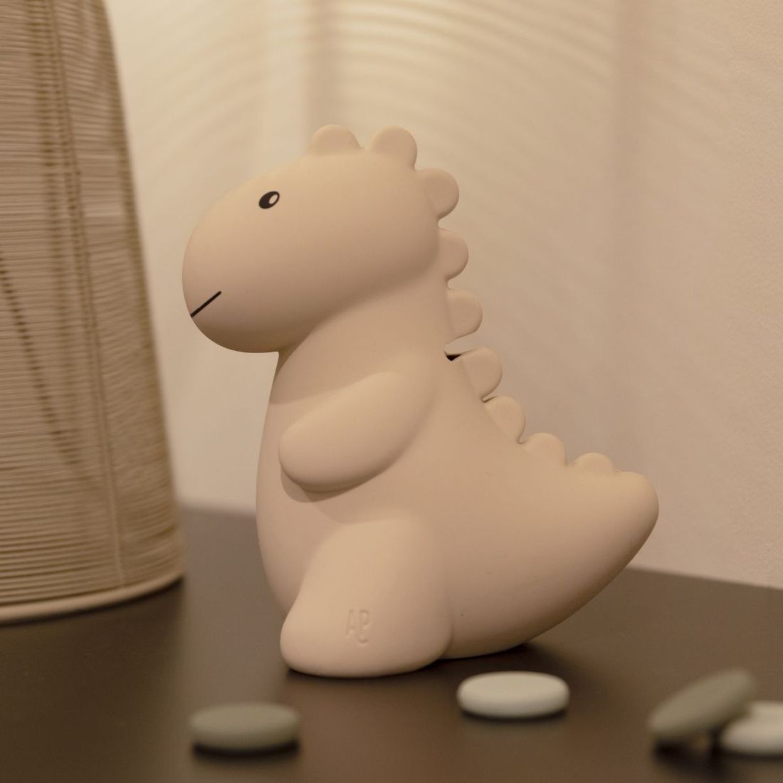 Tirelire Jéroom le dinosaure sable (15 cm) (Atelier Pierre Junior) - Image 1