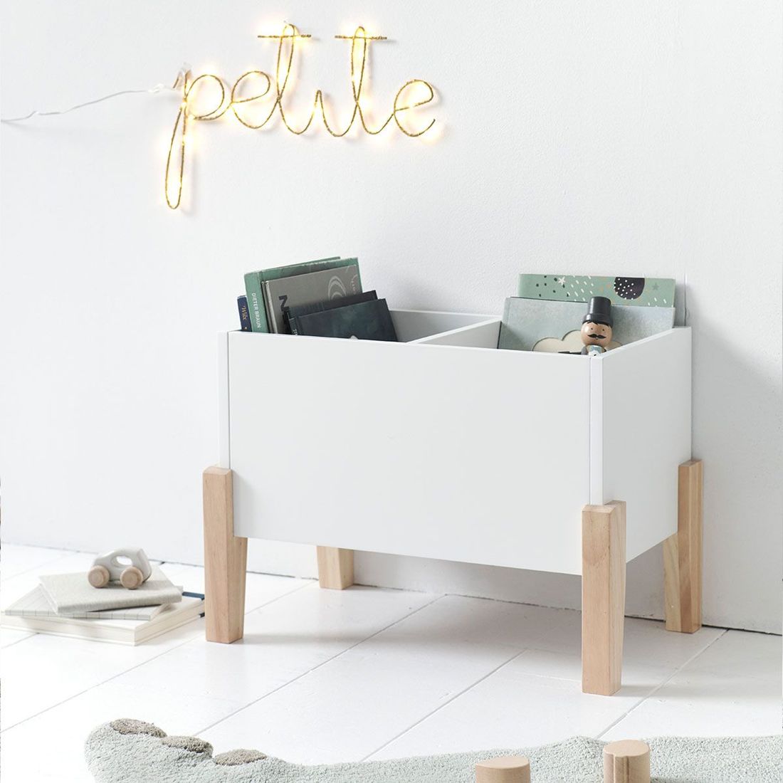 Petite Amélie Bac à livres enfant Ciel | Rangement en bois et blanc | 53x38x31,5 cm | Bibliothèque pour jouets et livres au design intemporel (Petite Amélie) - Image 3