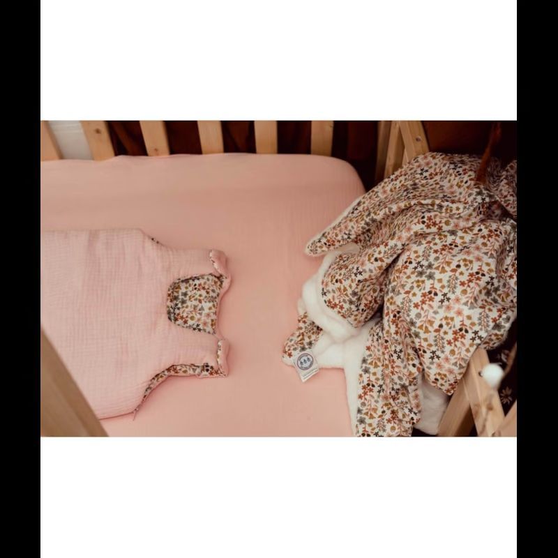 Couverture fleuri rose (Manufacture des bébés français) - Image 2