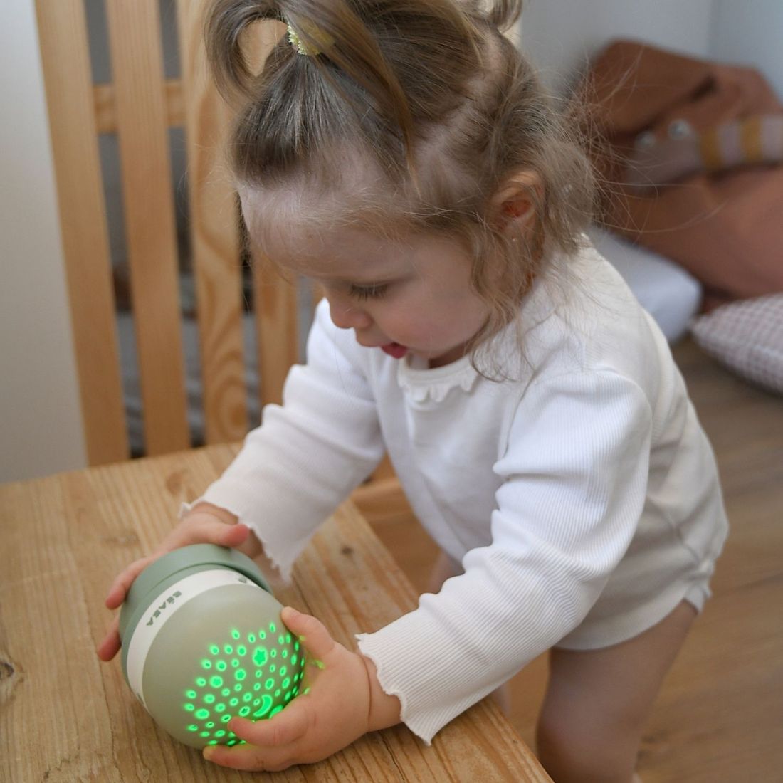 Veilleuse nomade Pixie Projector Vert Sauge (Béaba) - Image 4