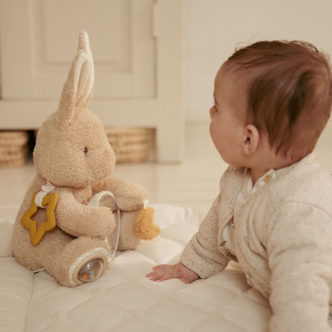 Peluche d'activités Lapin Newborn (Little Dutch) - Image 3