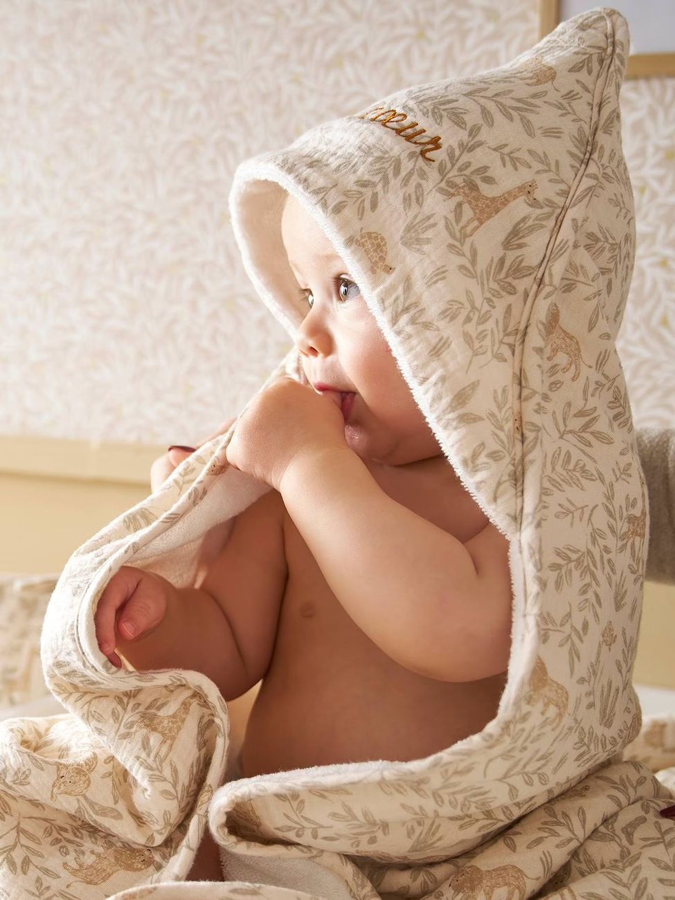 Cape de bain gaze de coton personnalisable + gant de toilette BABYLON beige imprimé (Vertbaudet) - Couverture