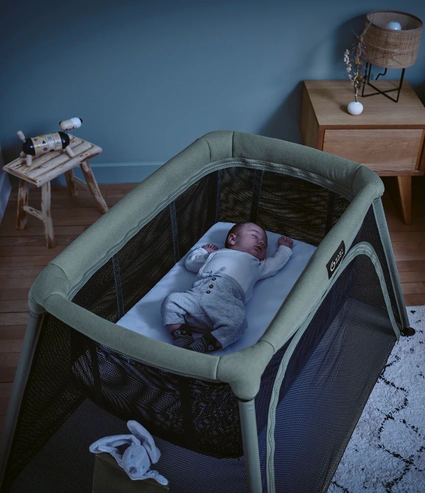 Lit parapluie bébé avec berceau intégré, 0 à 4 ans – Moov & Comfy (Babymoov) - Image 2