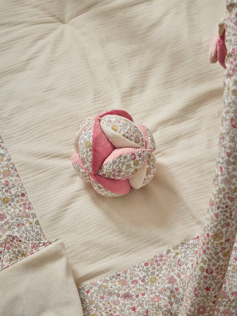Balle d'éveil en velours et tissu Liberty (Cyrillus) - Image 2