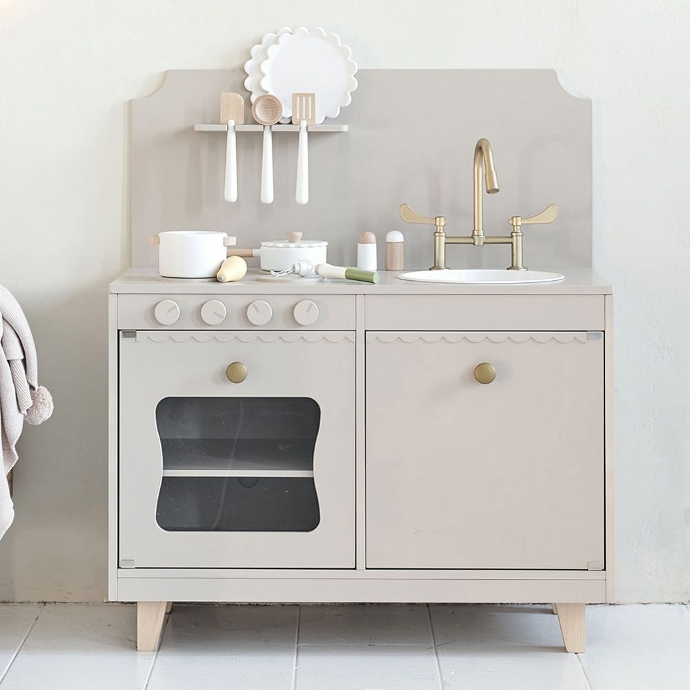 Petite Amélie | Cuisine enfant en bois Sorbier | Jeu d'imitation avec 13 accessoires | Taupe | Design robuste et intemporel pour chambre d'enfant (Petite Amélie) - Couverture