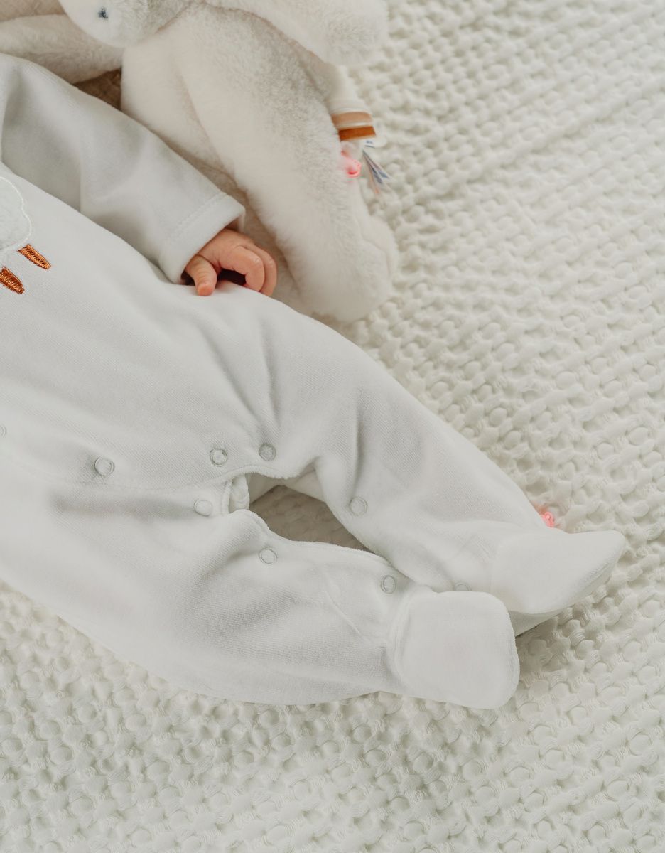 Pyjama bébé en velours blanc avec broderie mouton (Noukie's) - Image 4