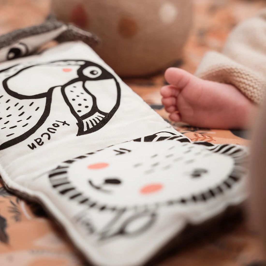 Livre d'Éveil & Wee Gallery - Accordéon en Tissu Bio Stimule la Vision Bébé - Jouet Sensoriel - Blanc - Blanc (Wee Gallery) - Image 1