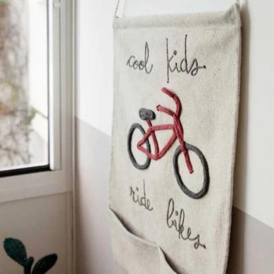 Tenture murale Cool kids ride bikes (45 x 70 cm) (Lorena Canals) - Image 3