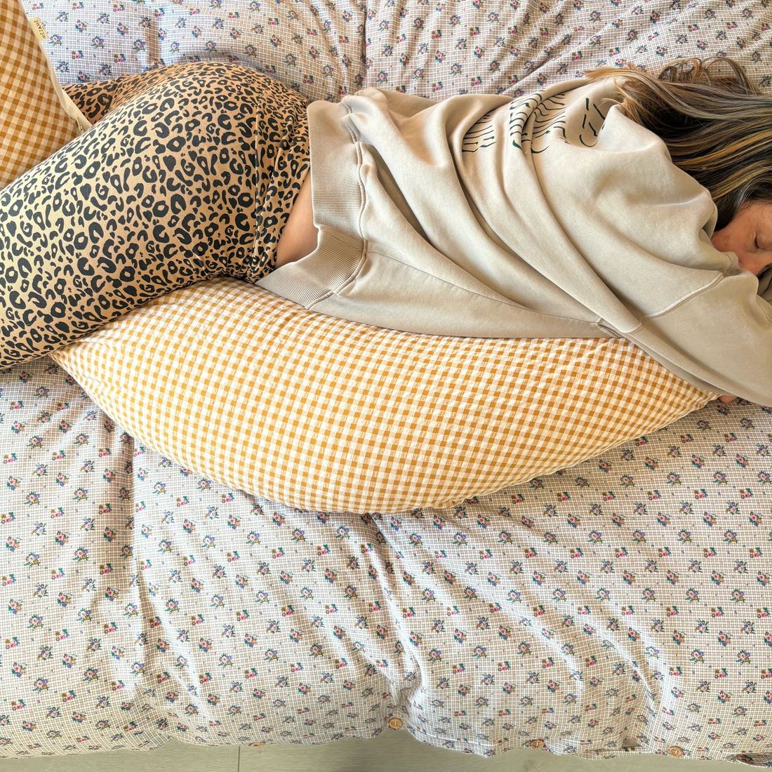 Coussin d'Allaitement Vichy Caramel (Mezamé Paris) - Image 4