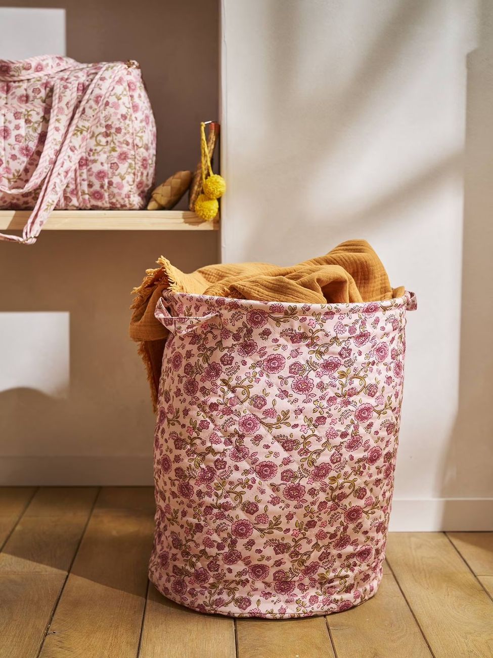 Panier matelassé imprimé fleurs rose (Vertbaudet) - Couverture