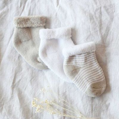 Lot de 3 paires de chaussettes beige et blanc (0-6 mois) (Trois Kilos Sept) - Image 3