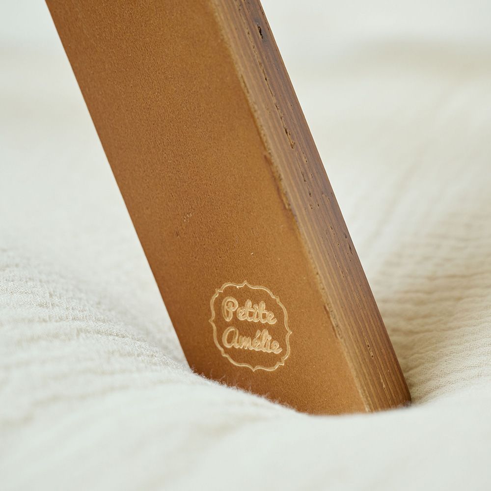Petite Amélie Portique d'éveil bébé | Bois | Noyer | 60x50x48 cm | Avec trois accessoires en peluche amovibles pour le développement sensoriel (Petite Amélie) - Image 7