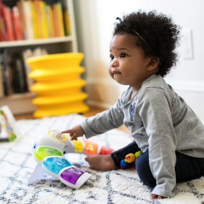 Jouet musical et multilingue Glow & Discover (Kids2) - Image 2