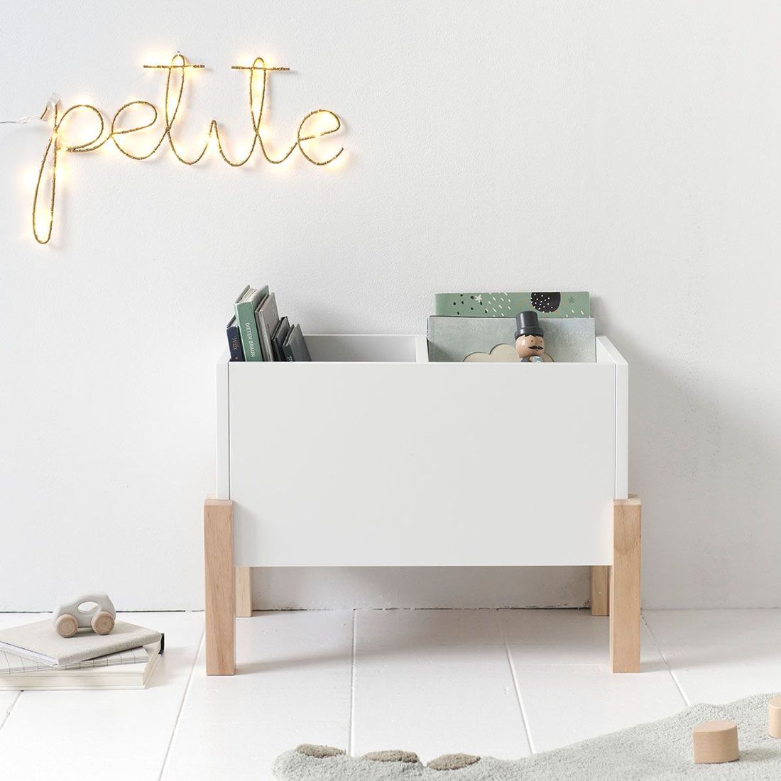 Petite Amélie Bac à livres enfant Ciel | Rangement en bois et blanc | 53x38x31,5 cm | Bibliothèque pour jouets et livres au design intemporel (Petite Amélie) - Image 1