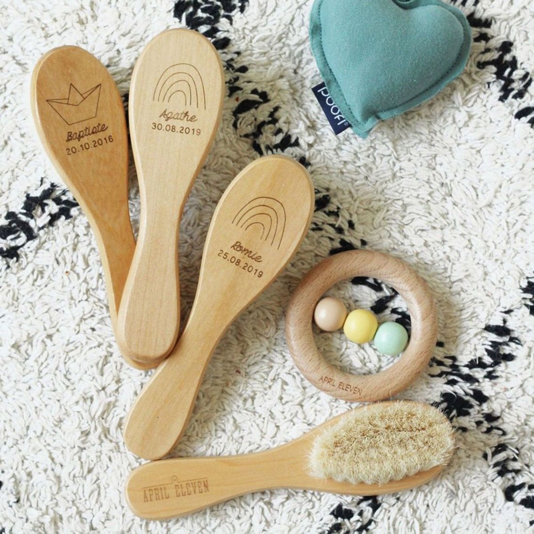 Brosse en Bois Personnalisée April Eleven - Gravure Prénom & Date | Fait Main en France - Bois (April Eleven) - Image 2