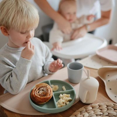 Assiette à compartiments en silicone avec ventouse Cambridge blue (Mushie) - Image 2