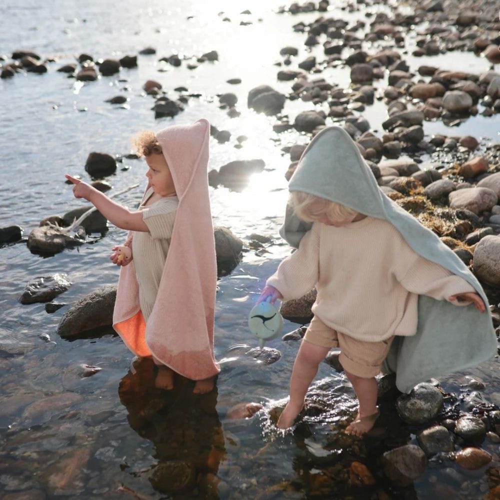 Cape de bain en coton bio blush (Mushie) - Couverture