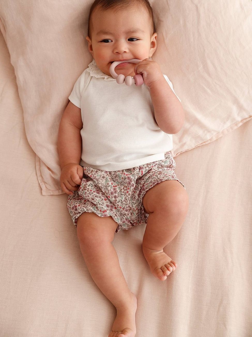 Ensemble T-shirt avec col et short fleuri naissance écru (Vertbaudet) - Couverture