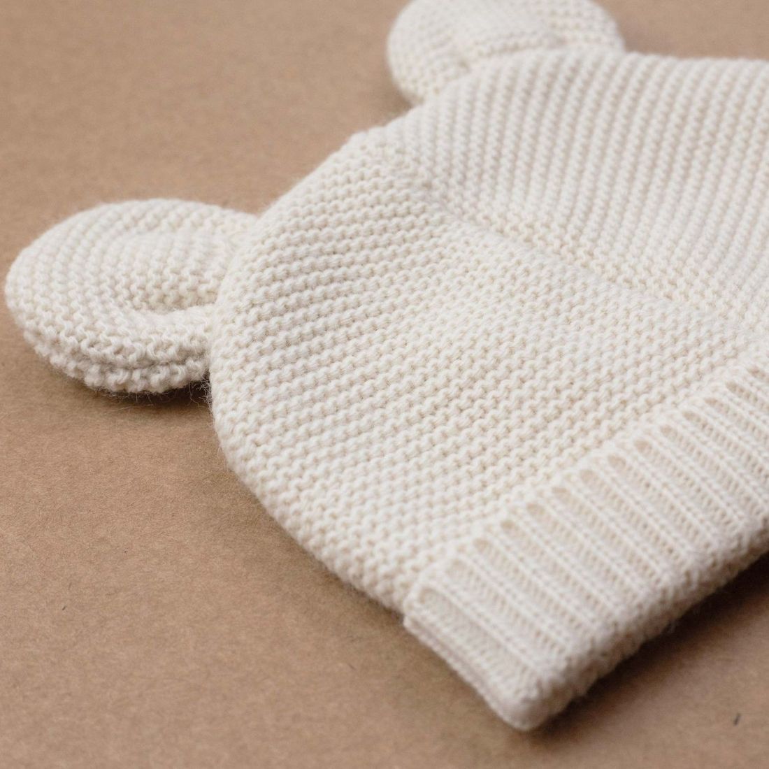 Bonnet de naissance Ours en maille Sable (0-1 mois) (Trois Kilos Sept) - Couverture