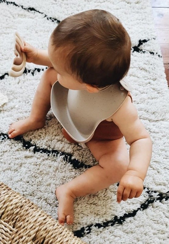 Bavoir en silicone moucheté beige (Léo et Léa France) - Couverture