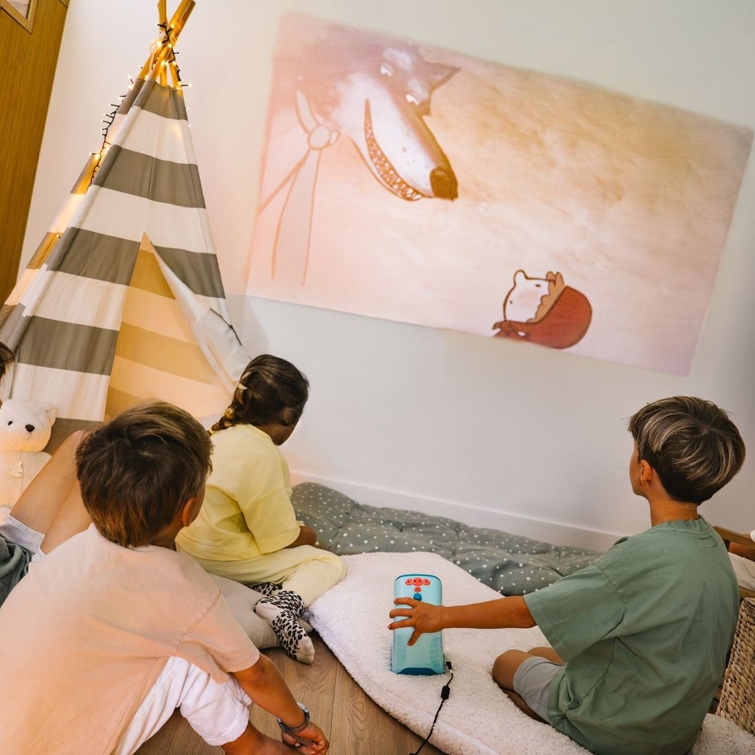 Tikino - Projecteur d’histoires Tikino - Idée cadeau enfant ludique et éducative - Alternative aux écrans - Lumière douce