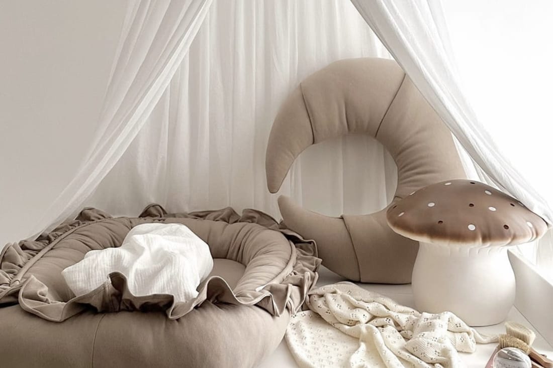 - Coussin d'Allaitement Croissant Cappuccino - Marron (Mon Lit Cabane) - Couverture