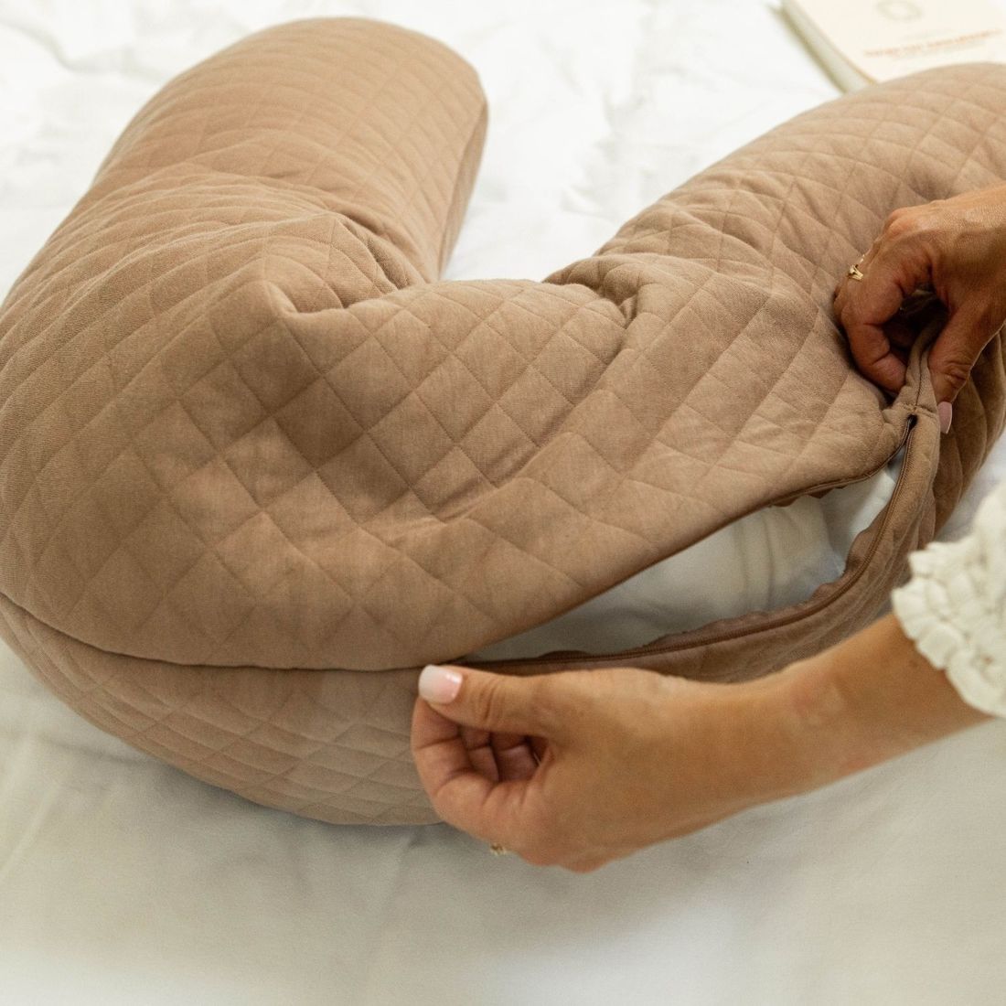 Coussin de grossesse et allaitement Big Flopsy Fleur de coton Cacao (Béaba) - Couverture