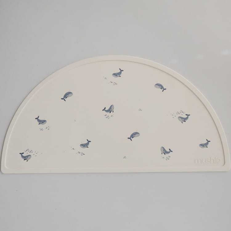 Set de table en silicone Baleine (Mushie) - Couverture